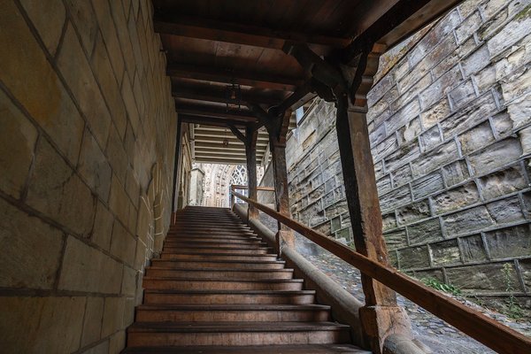 Types de matériaux pour un escalier extérieur : Lequel choisir pour une pente raide ?