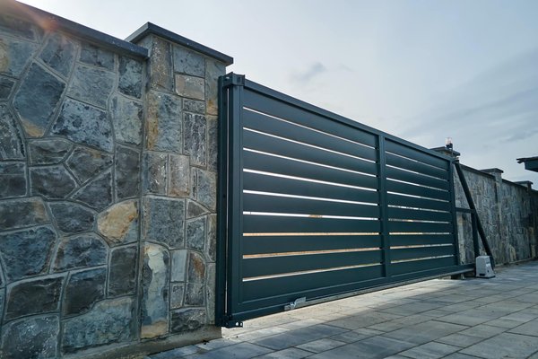 Meilleur moteur pour portail coulissant : le point sur son installation